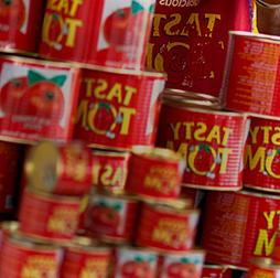 一堆装满番茄酱的可口汤姆罐头, 推荐买球平台还生产意大利面, 饼干, 为非洲市场提供酸奶饮料和食用油.
